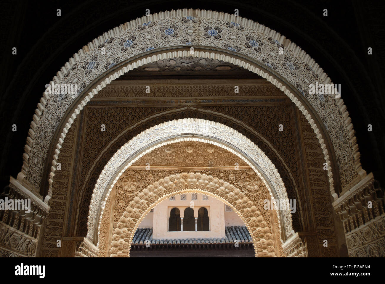 Vista attraverso le arcate, Patio de Los Leones, Lion Corte, l'Alhambra di Granada, Andalusia, Spagna Foto Stock