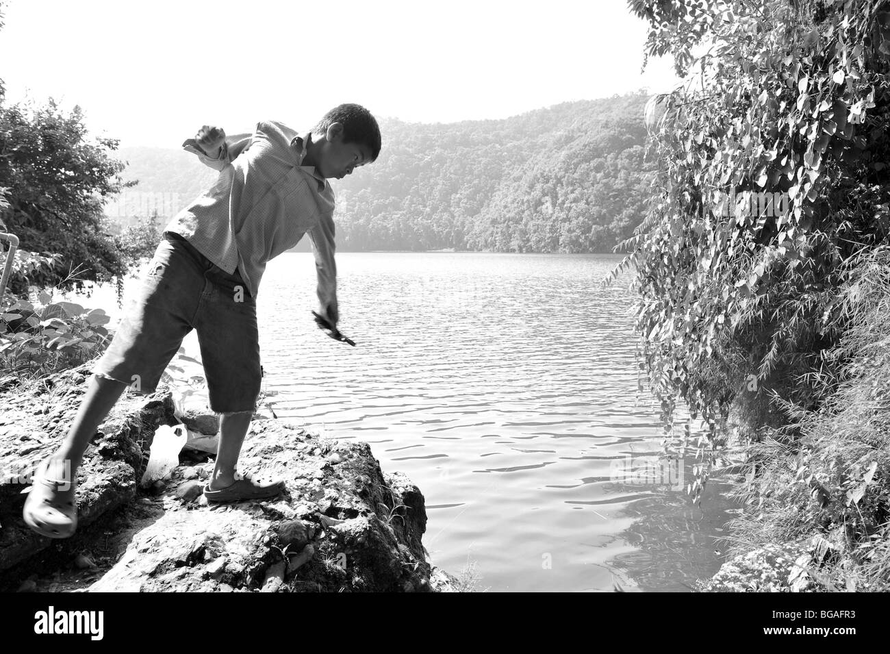 India Andamane e Nicobar uomo pesci con una linea e gancio Foto Stock