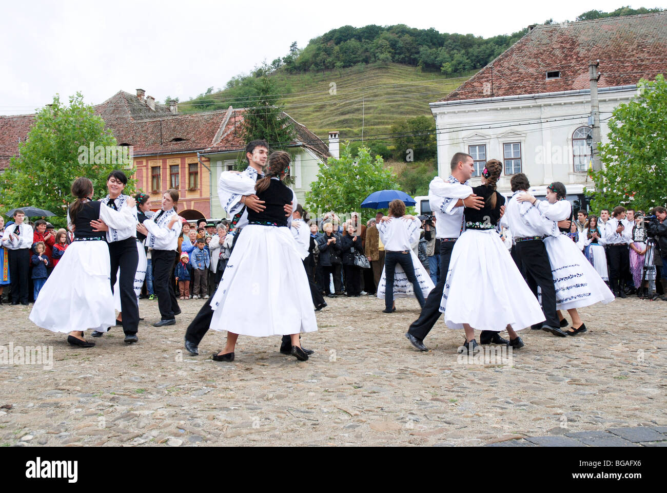 La Romania, ballerini folk in costumi nazionali Foto Stock