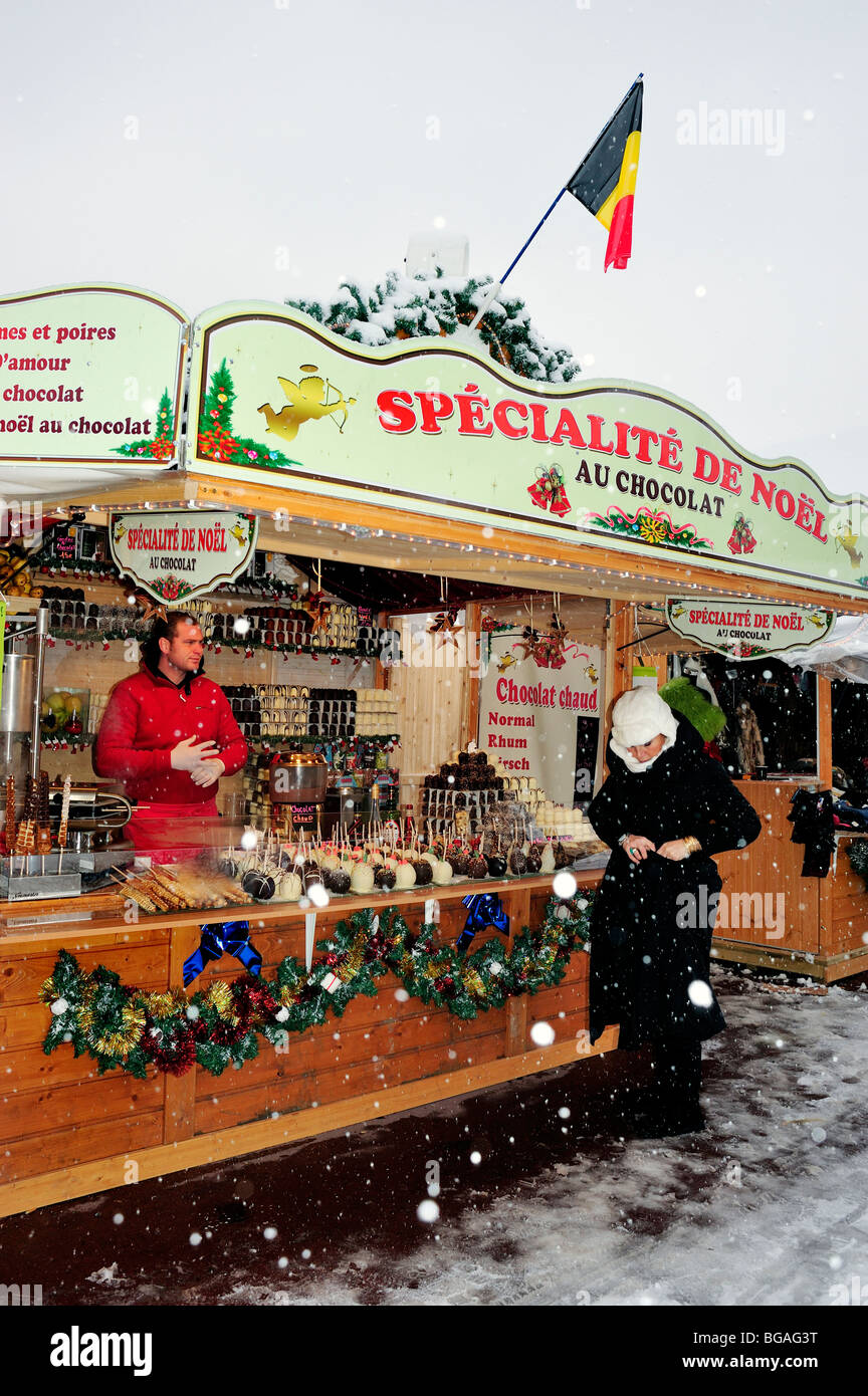 Parigi, Francia, Woman Holiday Shopping, cioccolatini, Winter Snow Storm, mercatino di Natale, Marché de Noel, Stall, shopping di cibo natalizio Foto Stock