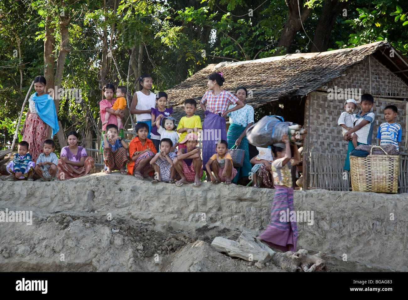 Popolo birmano in attesa per il traghetto sul Fiume Ayeyarwady. Villaggio Myinmu. Myanmar Foto Stock