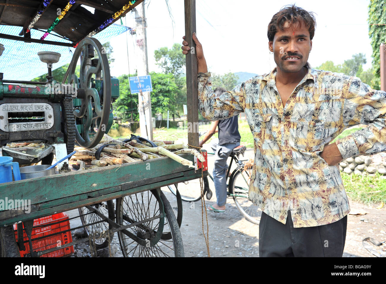 India Andamane e Nicobar ritratto di un uomo a sua canna da zucchero di stallo di schiacciamento Foto Stock