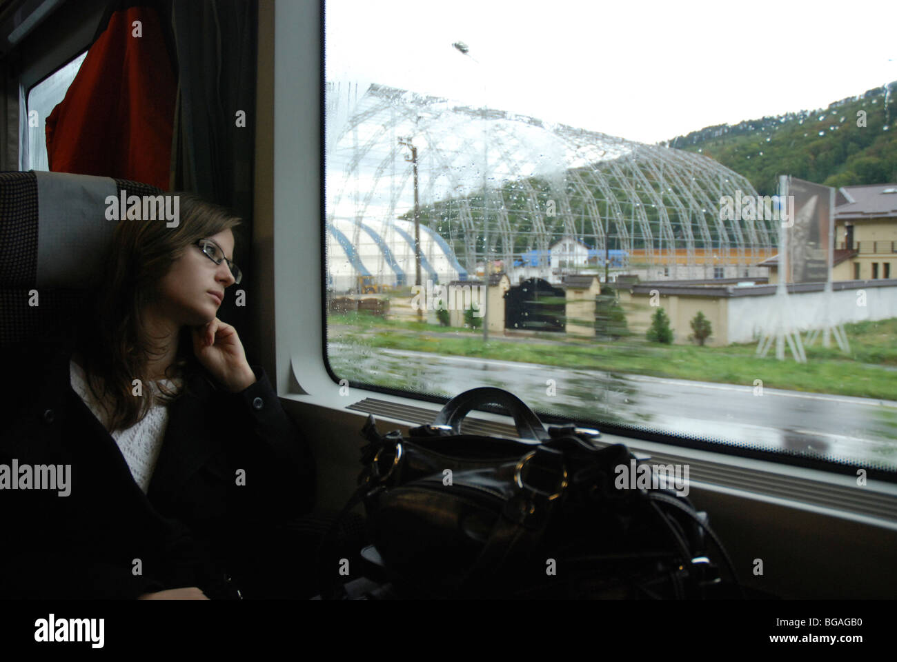 La Romania, donna siede in treno passa attraverso la campagna Foto Stock