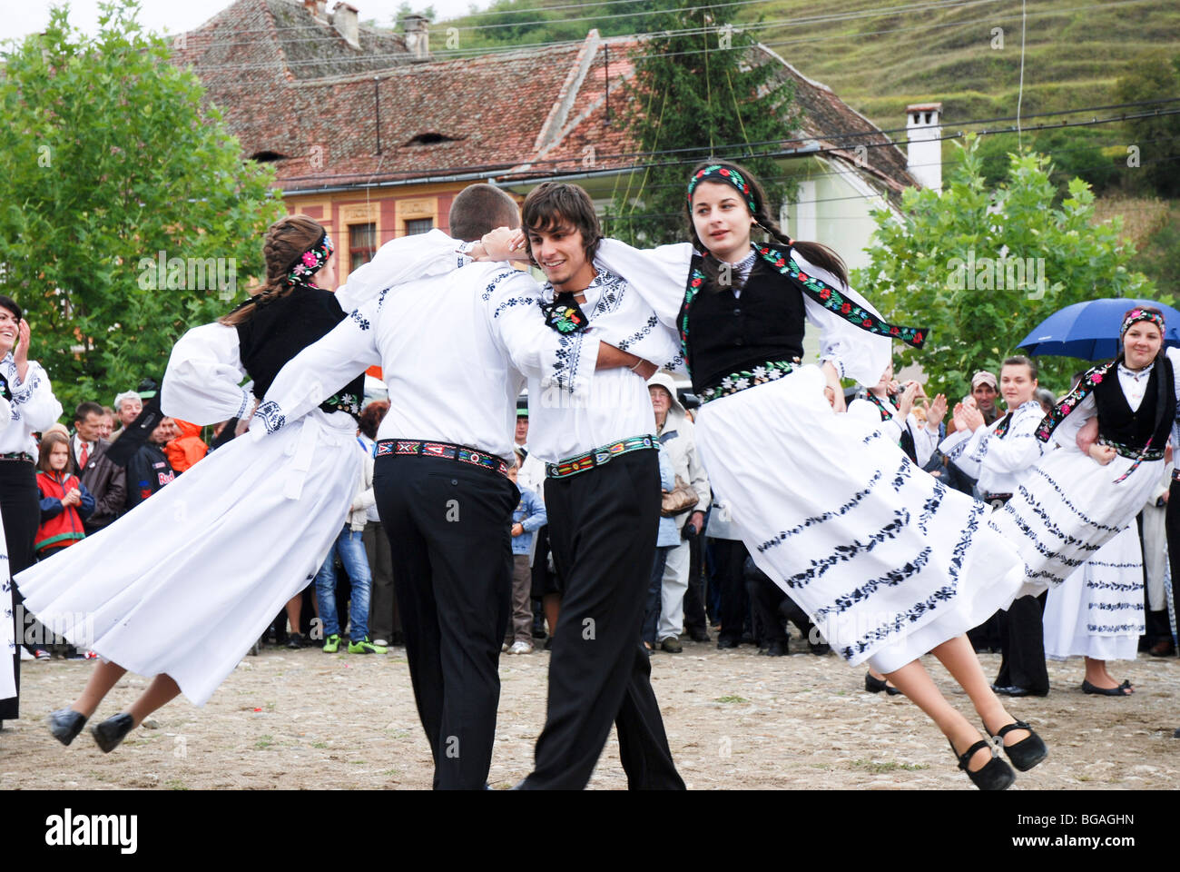 La Romania, ballerini folk in costumi nazionali Foto Stock