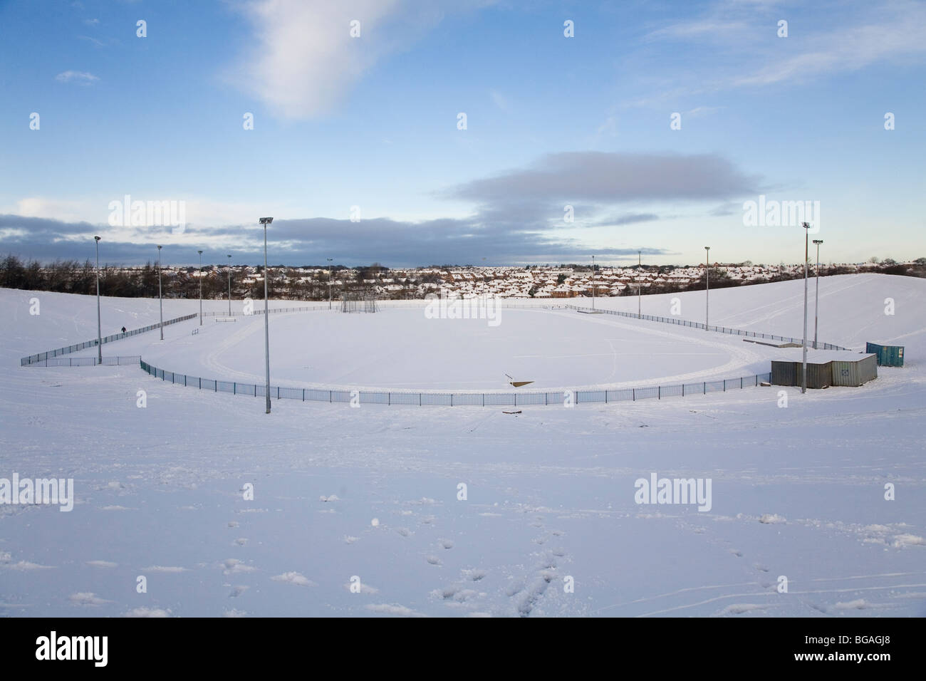 Una pista di atletica si trova sotto la neve a Silksworth a Sunderland, Inghilterra. Foto Stock