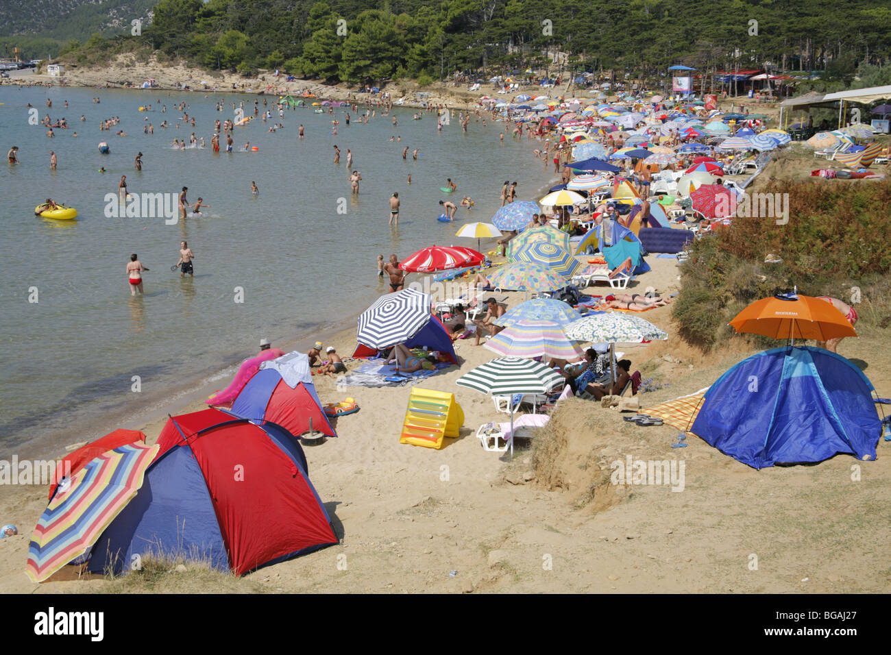 Spiagge Rab La Croazia. Isola di Rab.Umbrelas sulla spiaggia. Spiaggia affollata ...