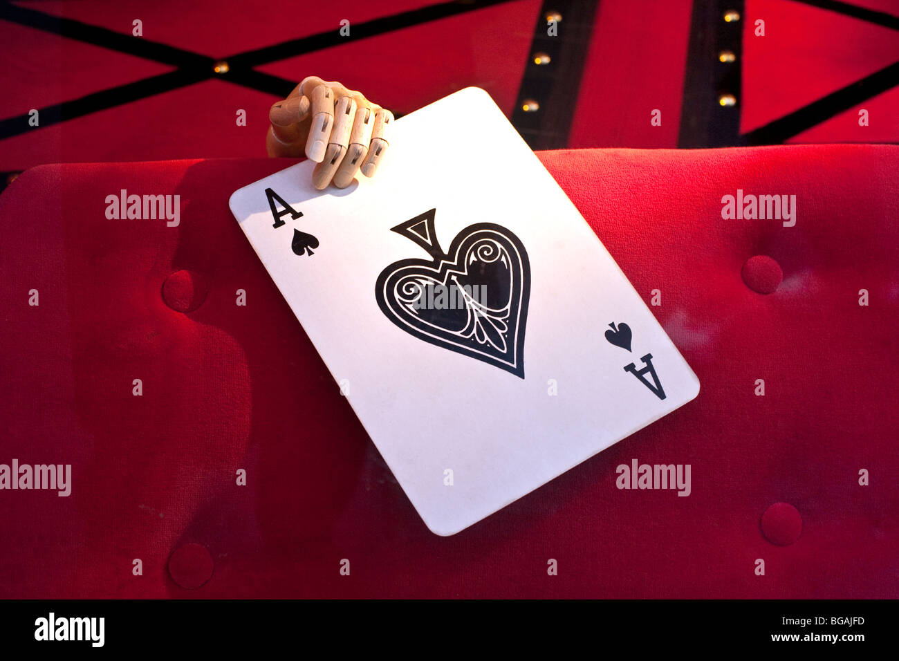 Grande asso di picche è suavely trattati dal manichino di legno mano nella bizzarra Bergdorf Goodman Fifth Avenue finestra di natale New York Foto Stock