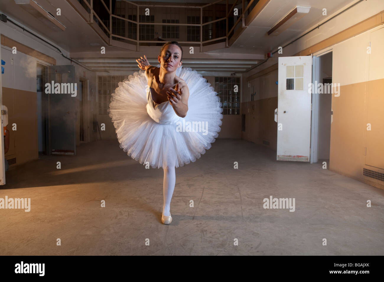 Ballerina dancing in una prigione Foto Stock