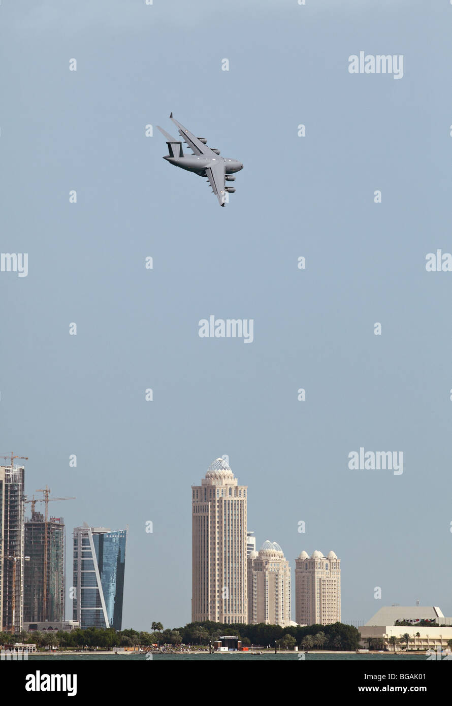 Uno del Qatar Emiri Air Force i due nuovi C-17 Globemaster III trasporti pesanti aerei sopra la zona di hotel di Doha come parte di Foto Stock