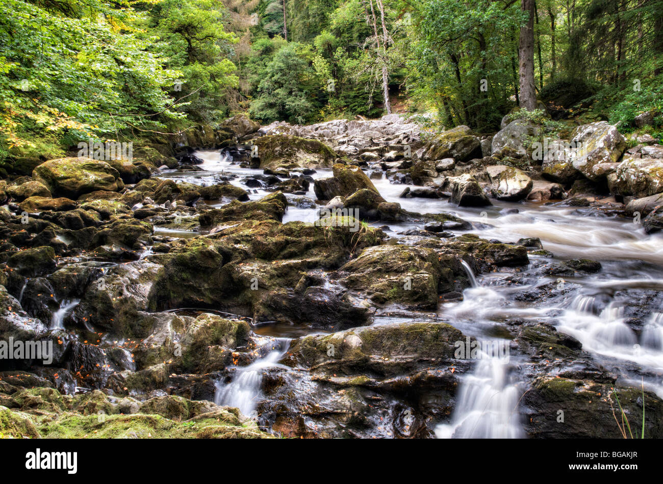 River Braan rapids in bassa ondata prese vicino eremo follia a Dunkeld, Perthshire Scozia. Foto Stock