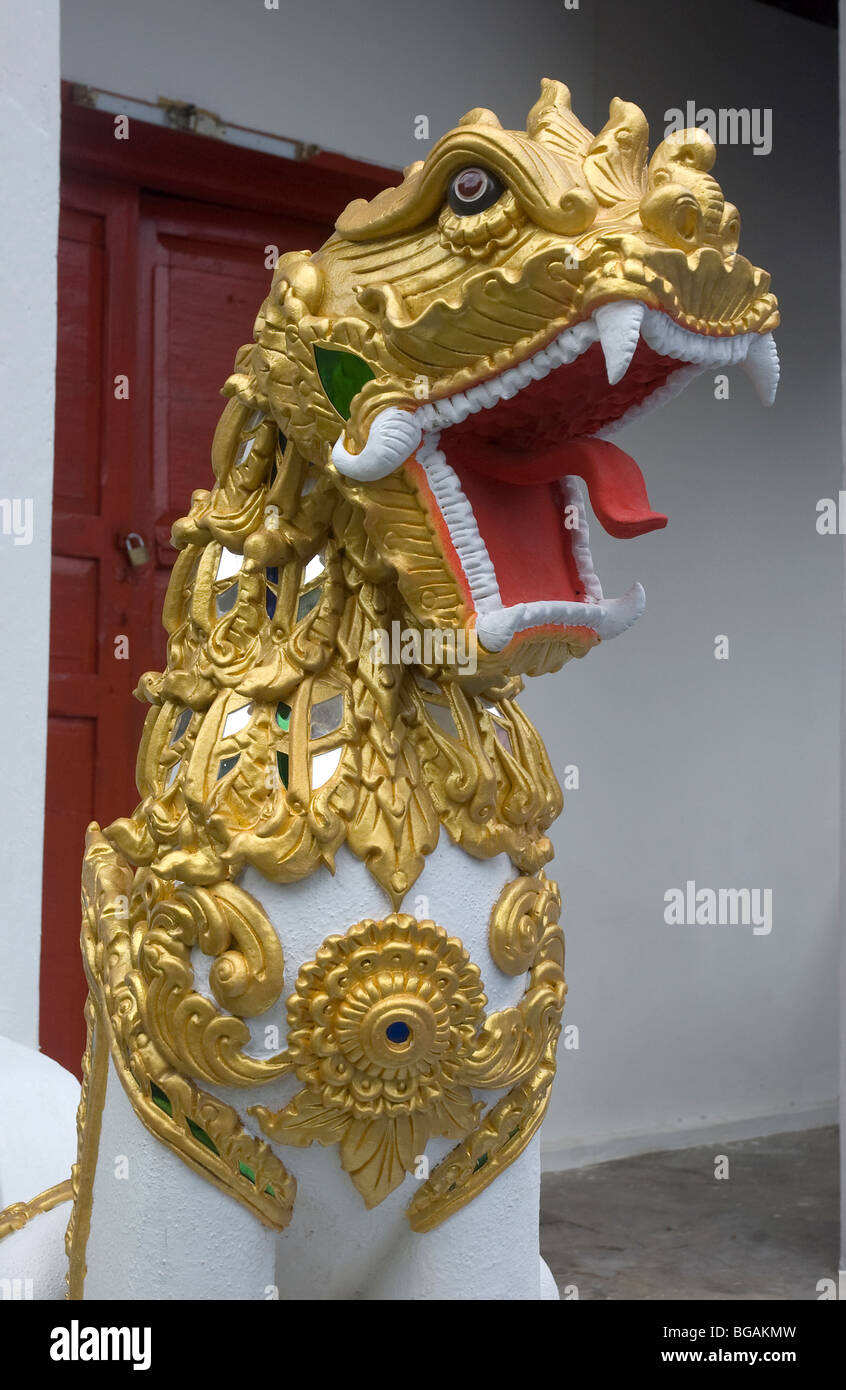 Un Naga, testa di drago scultura custodisce l'ingresso al Wat Siamoonmuang, Chiang Mai, Thailandia Foto Stock