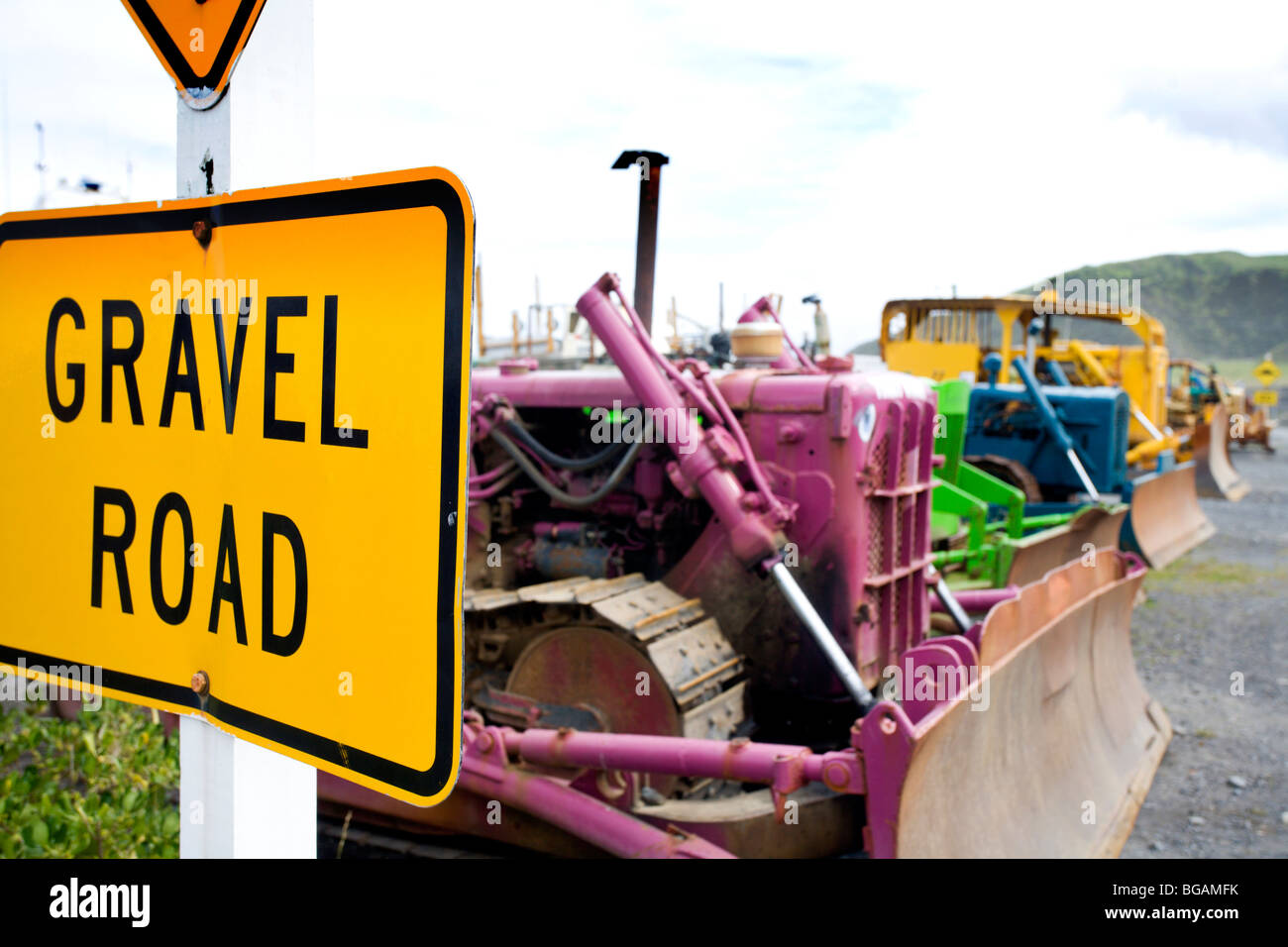Strada di ghiaia con segno colorato bulldozer Nuova Zelanda Foto Stock