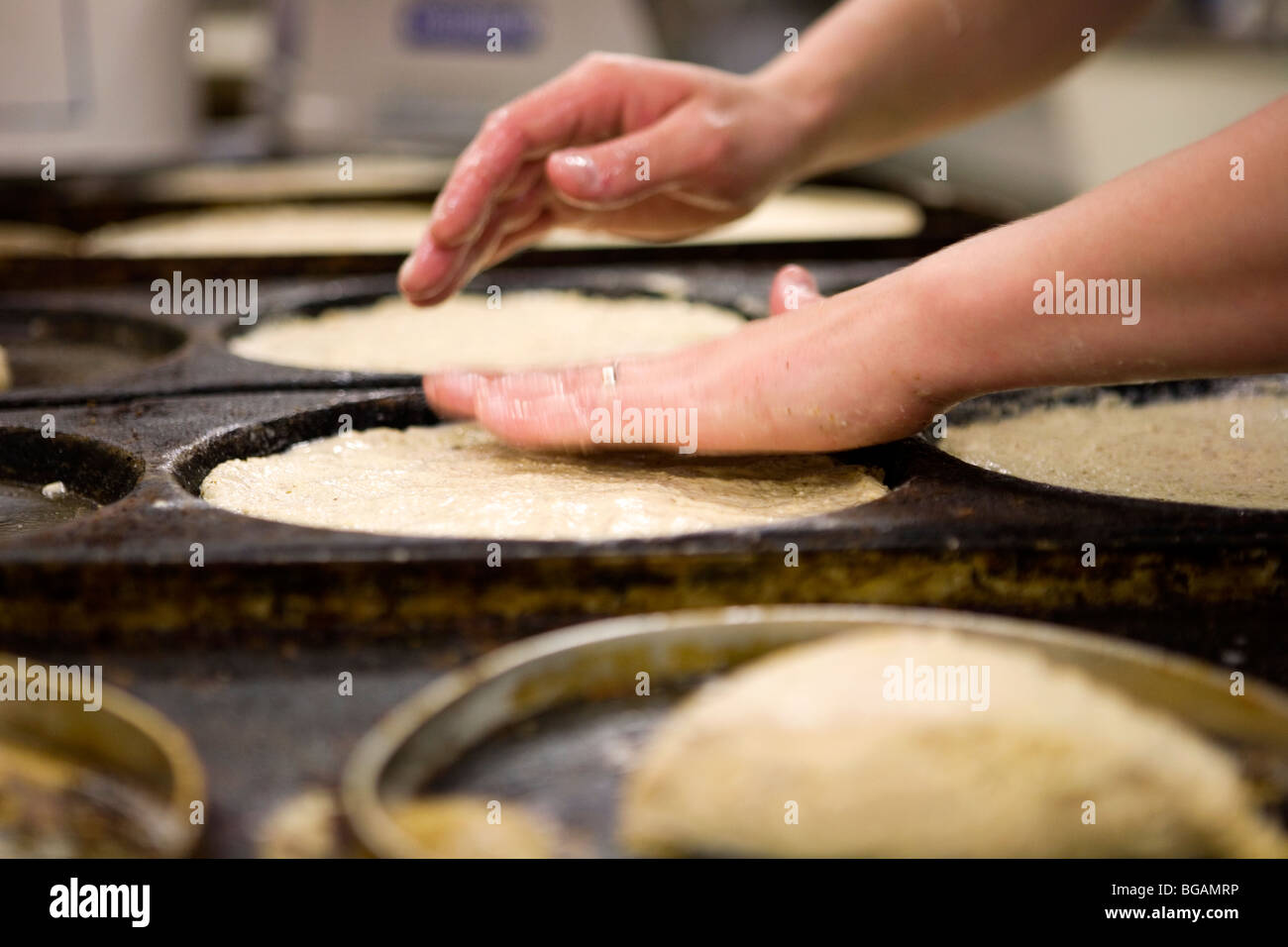 Mani pacche all impasto per basi di pizza nei vassoi Foto Stock