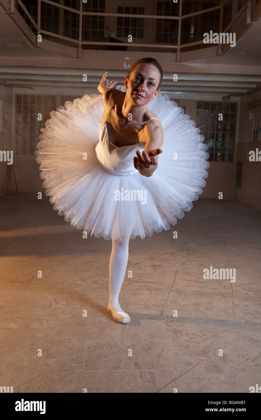 Ballerina dancing in una prigione Foto Stock