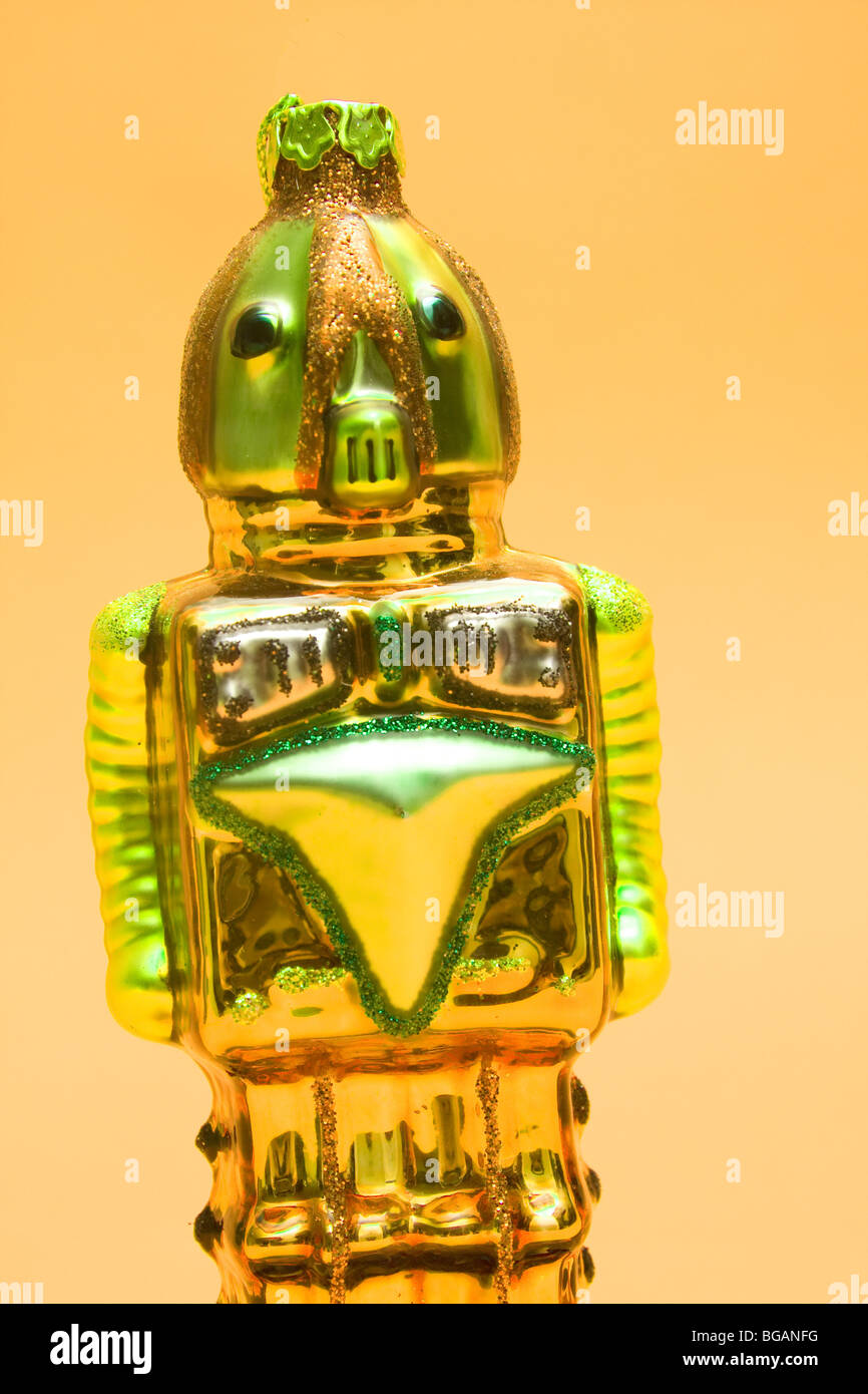 Un robot retrò-monster ornamento con uno sfondo giallo Foto Stock