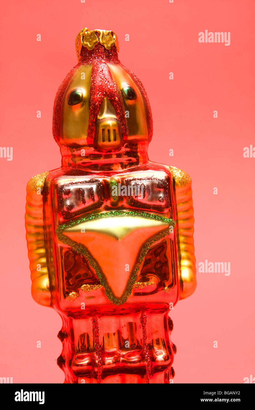 Un robot retrò-monster ornamento con un sfondo rosa Foto Stock