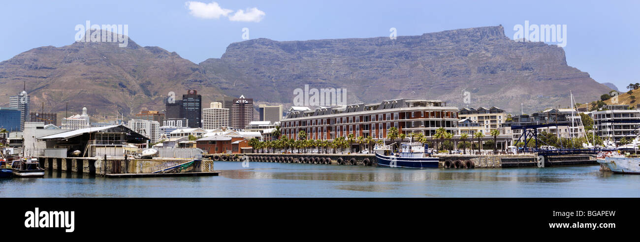 Victoria and Alfred Waterfront porto e Table Mountain a Cape Town, Sud Africa, una destinazione turistica preferita Foto Stock