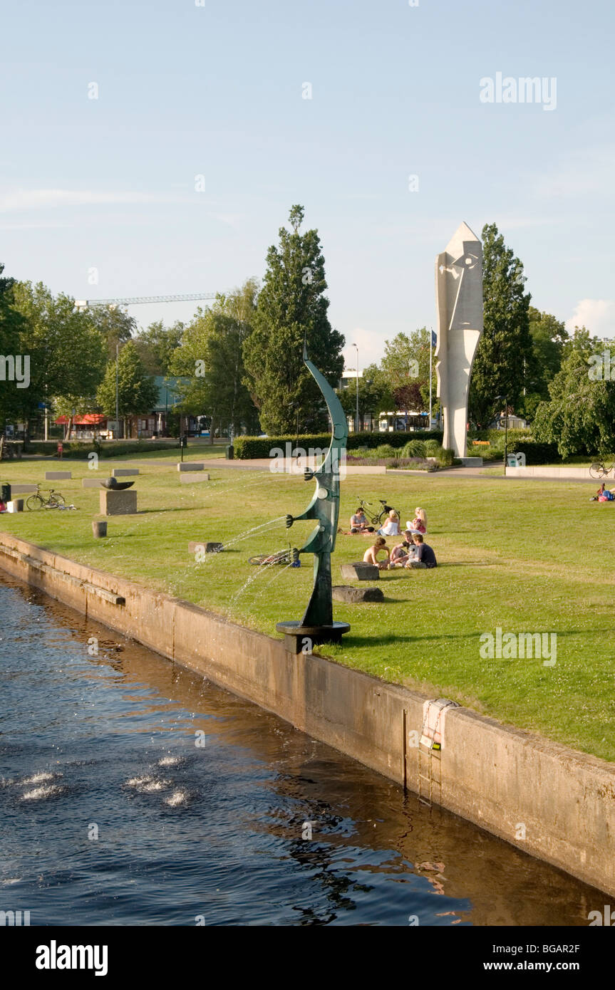 Halmstad Svezia città svedese estate estate tempo caldo e soleggiato meteo picaso Statua fontana rilassata vacanza rilassante acqua Foto Stock