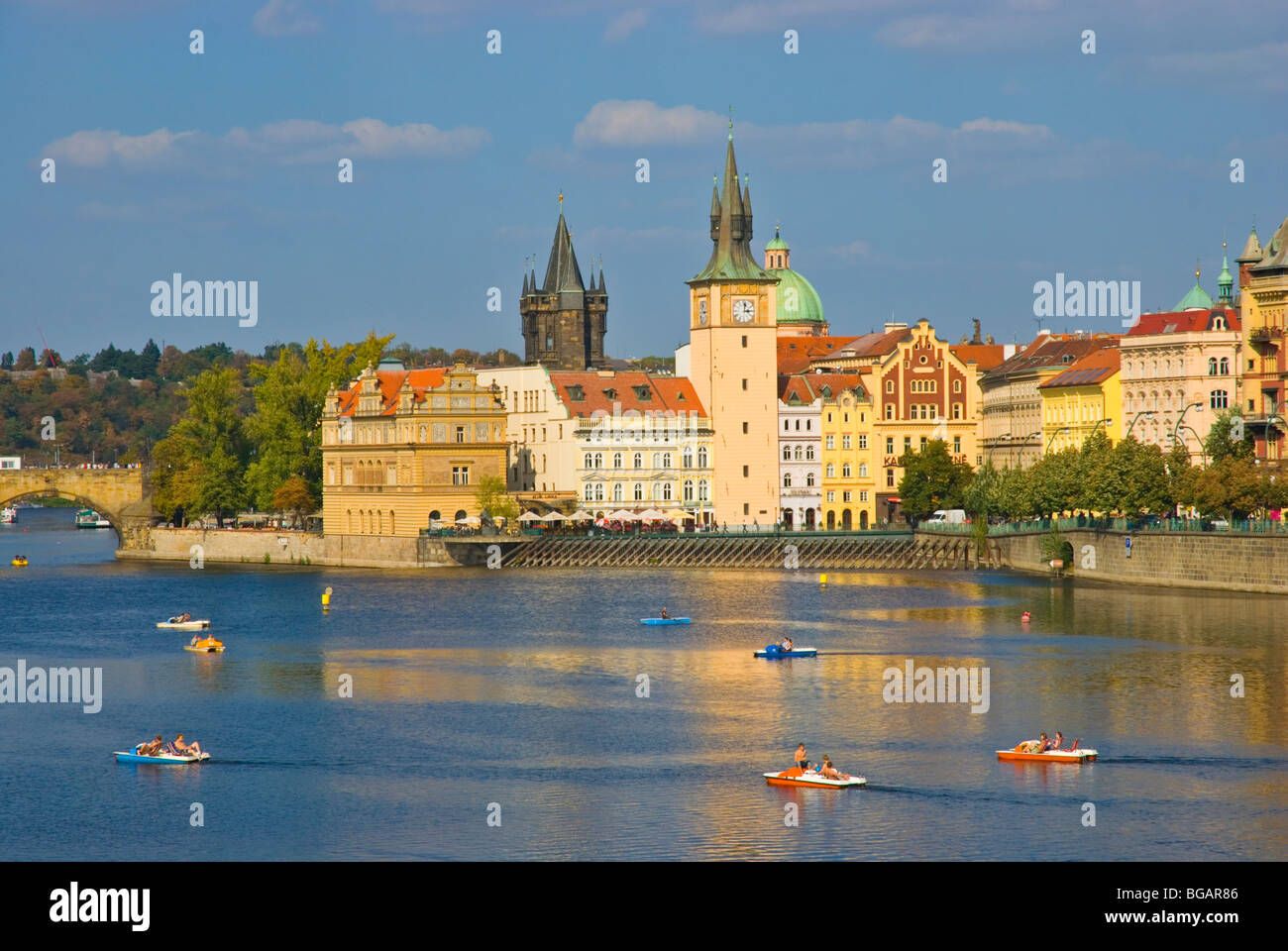 Pedalò sul Fiume Vltava Praga Repubblica Ceca Europa Foto Stock