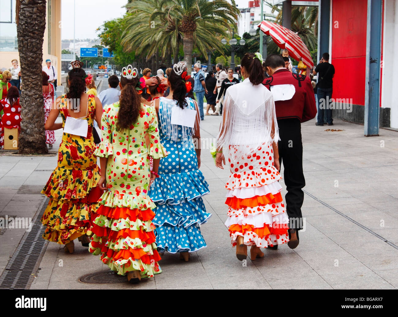 Giovani ballerini di flamenco con i numeri sulle loro spalle al flamenco dancing concorrenza n Spagna Foto Stock