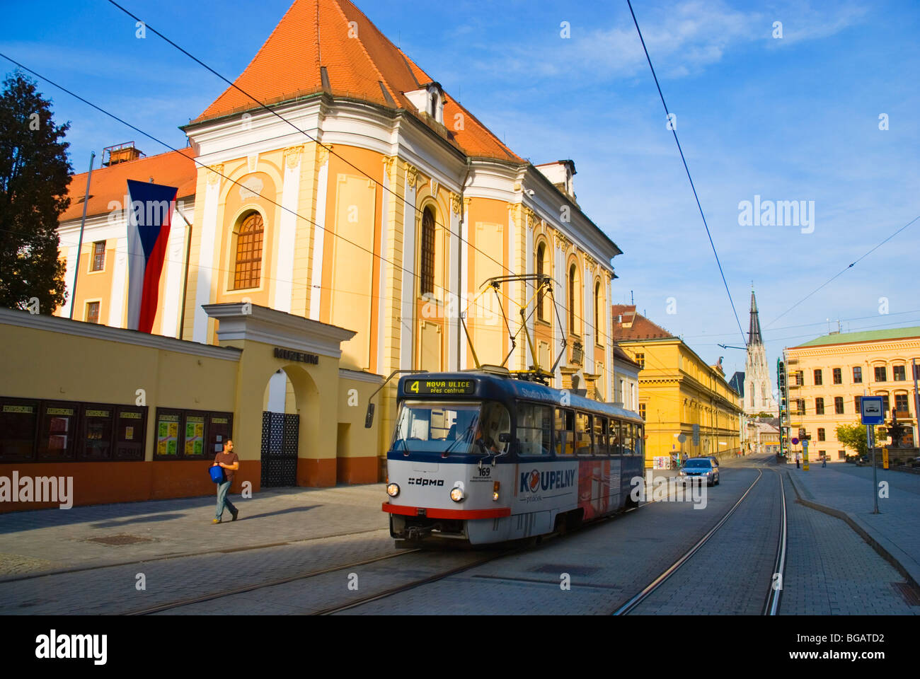 Traffico lungo Denisova street in Olomouc Repubblica Ceca Europa Foto Stock