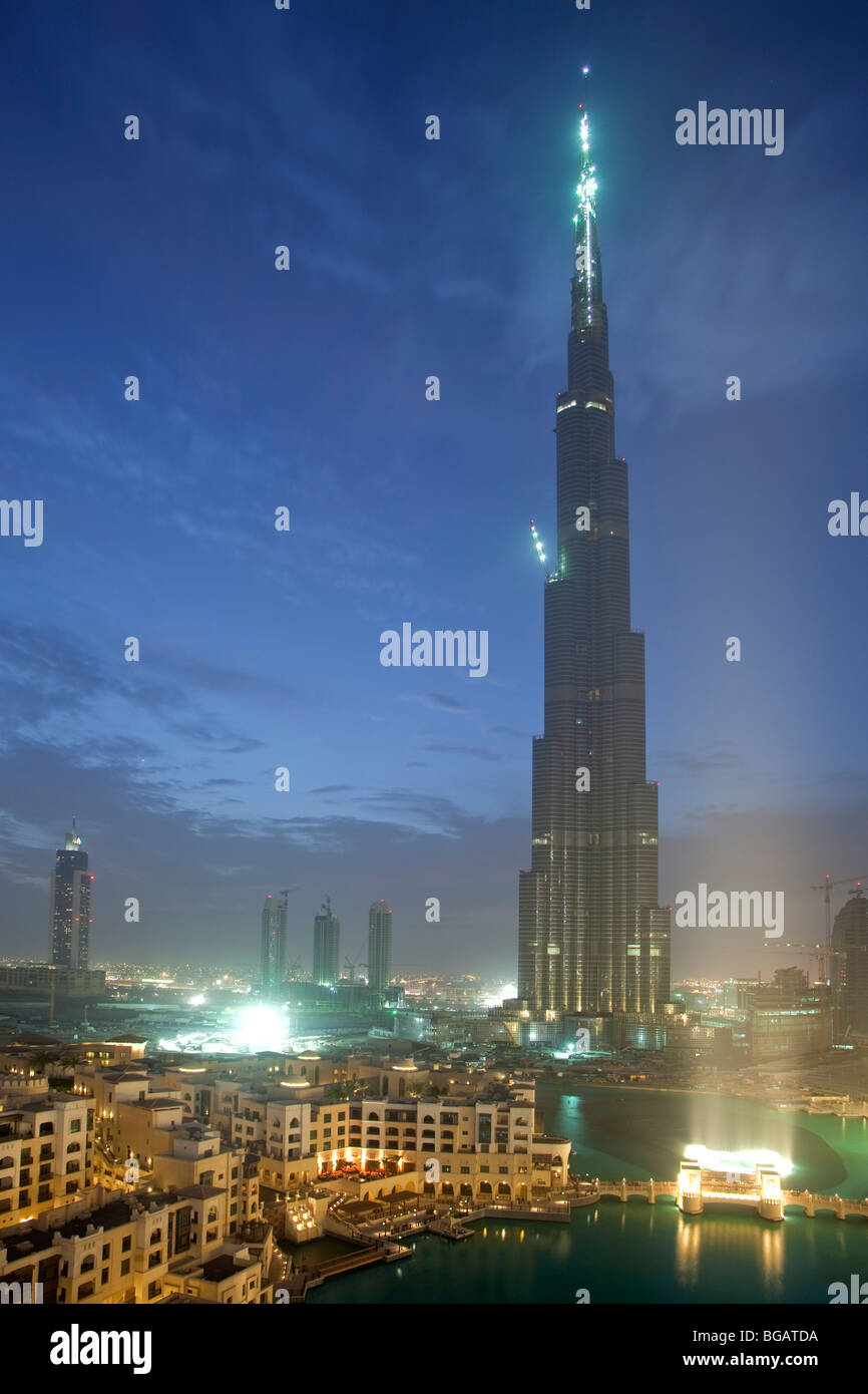 Buj Torre di Dubai al crepuscolo, Dubai, Emirati Arabi Uniti Foto Stock