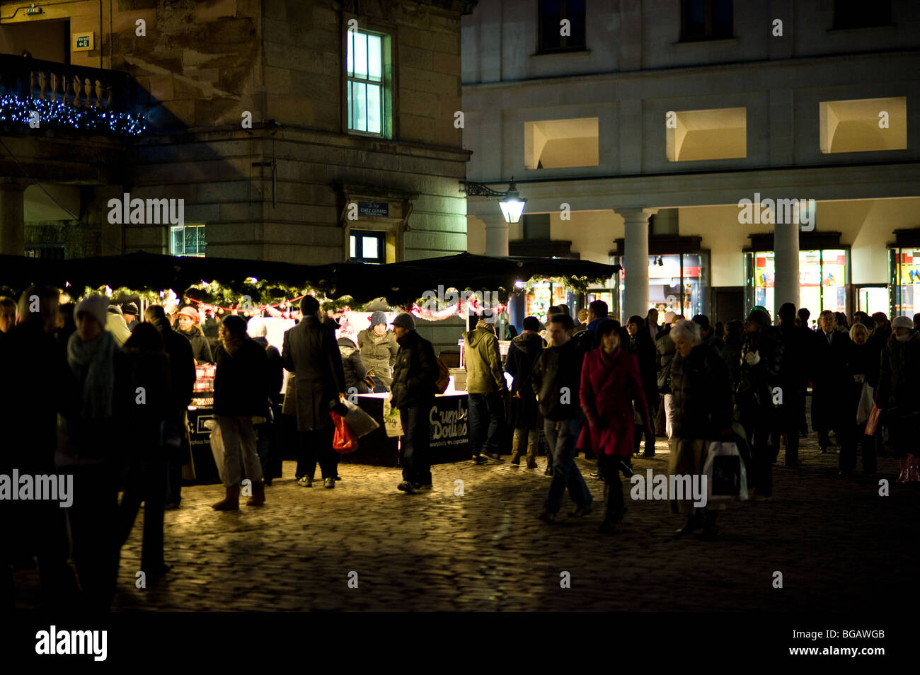Gli amanti dello shopping in Covent Garden di notte. Foto Stock