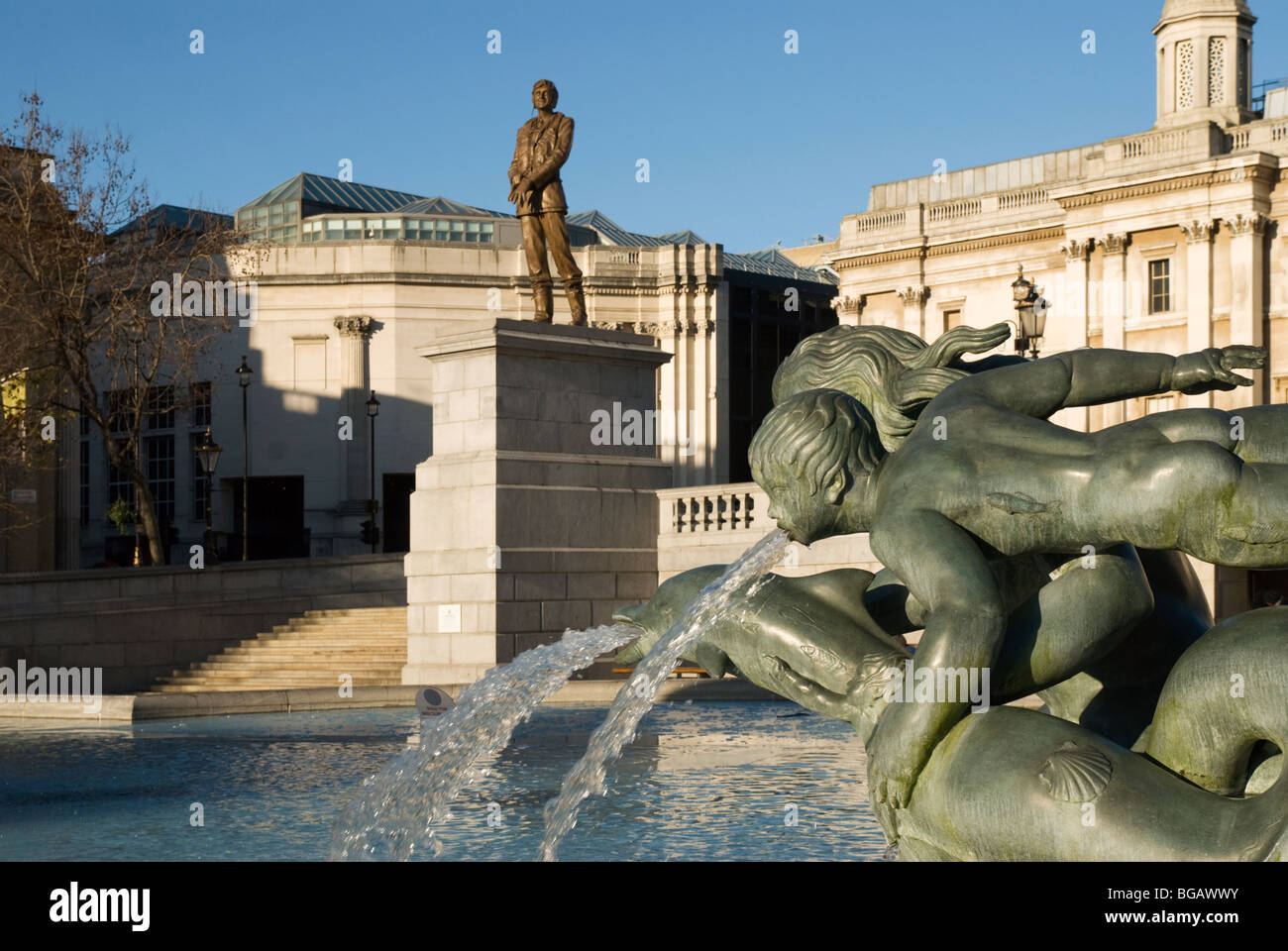 Trafalgar Square fontana con la statua di AIR CHIEF MARSHAL Sir Keith Park in background Foto Stock