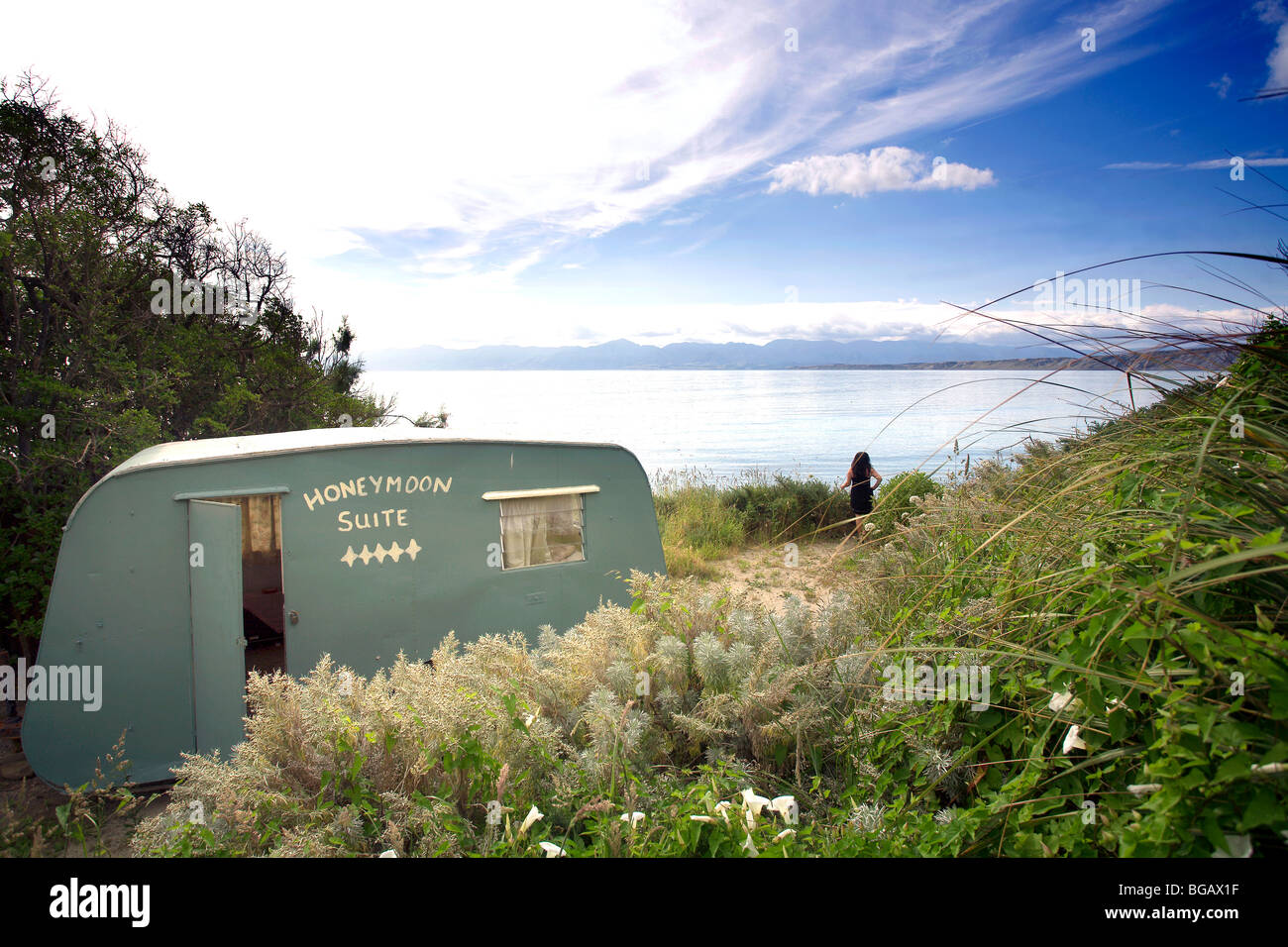 Suite luna di miele classico caravan in Nuova Zelanda estate guardando oltre mare Foto Stock