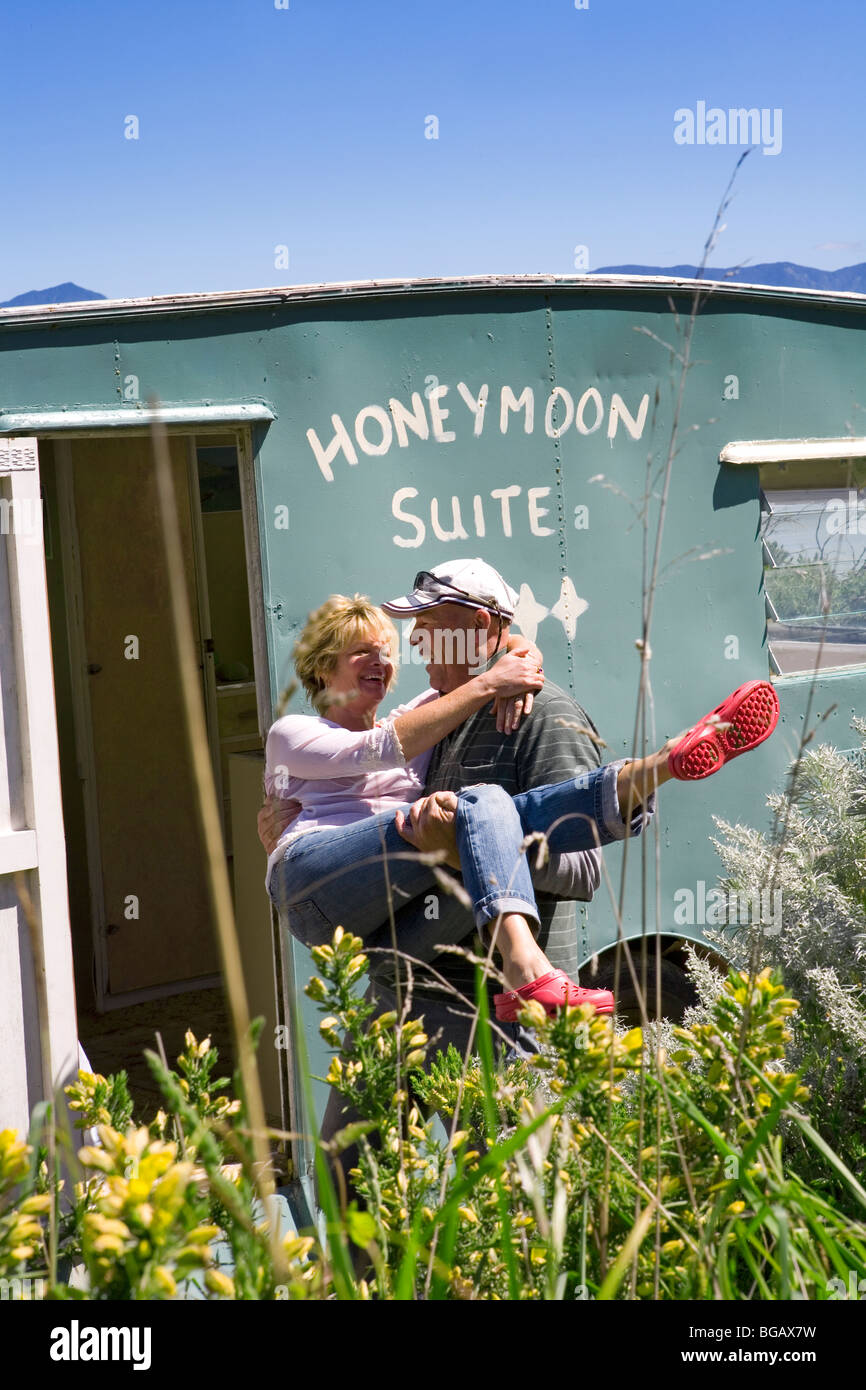 Suite luna di miele giovane oltre la soglia caravan in Nuova Zelanda Foto Stock