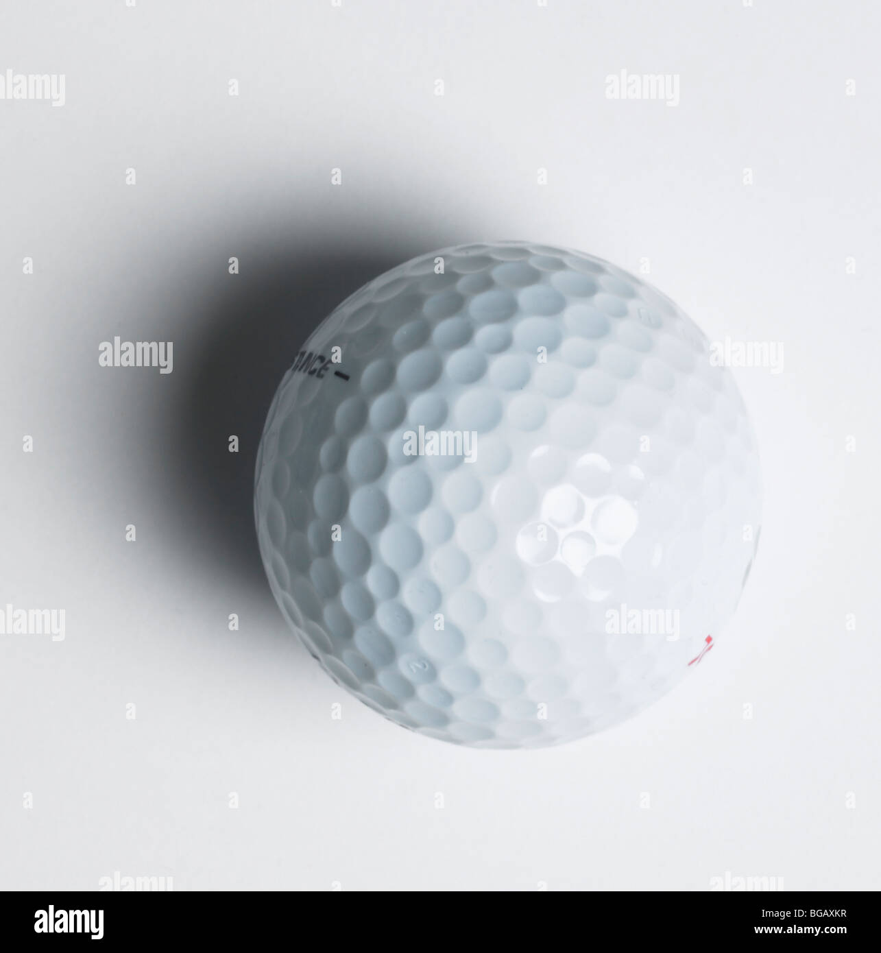 Pallina da golf su uno sfondo bianco Foto Stock