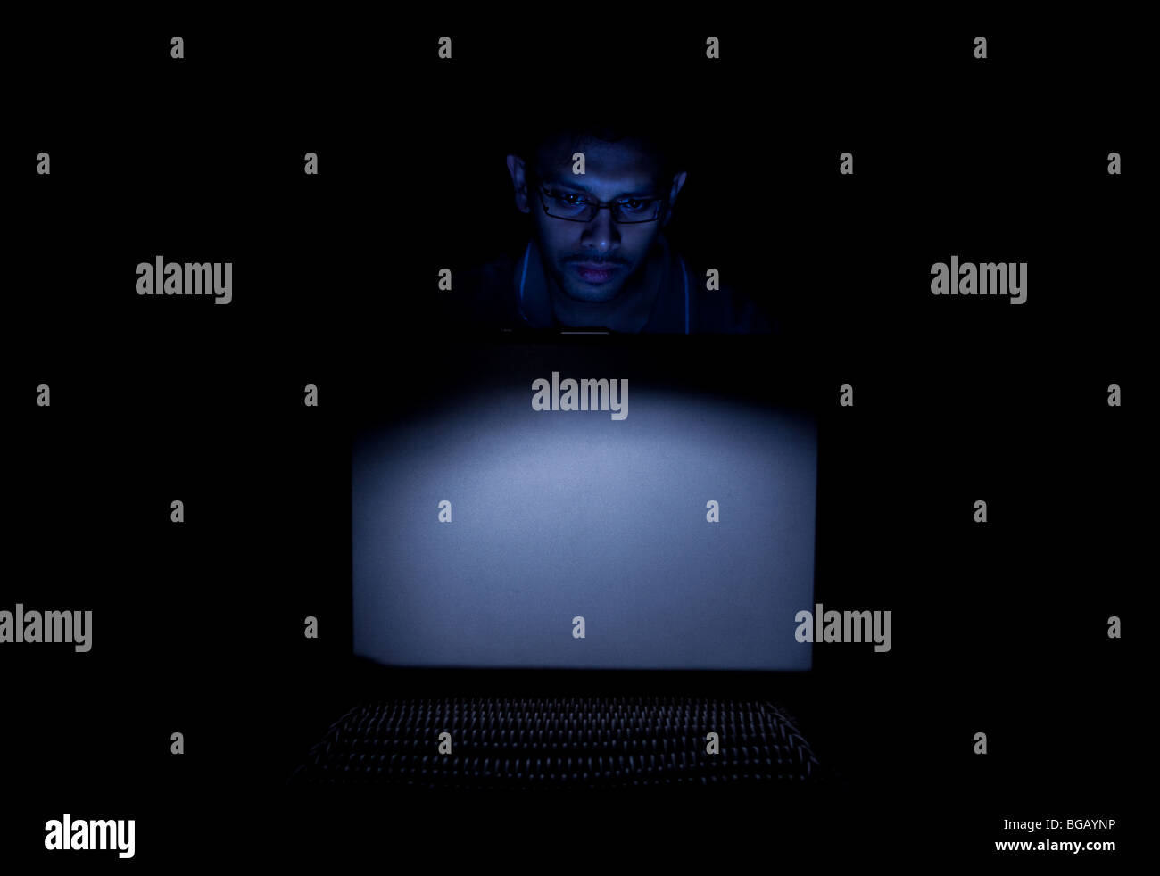 Uomo navigare sul web Foto Stock