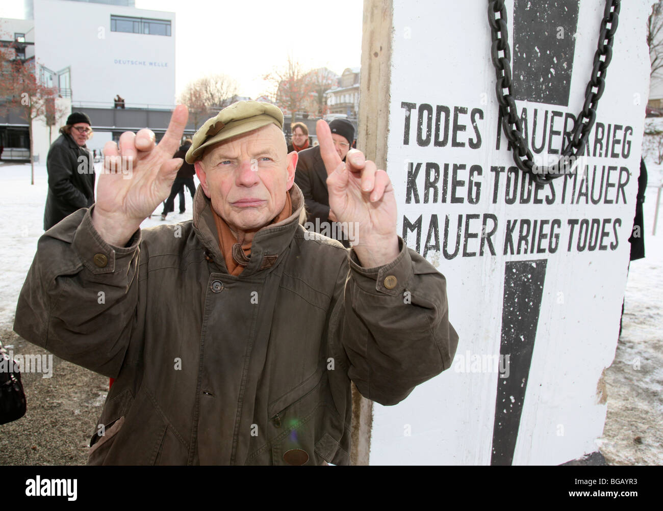 Artista tedesco Ben Wagin presenta una parte del muro di Berlino ha lavorato. Foto Stock