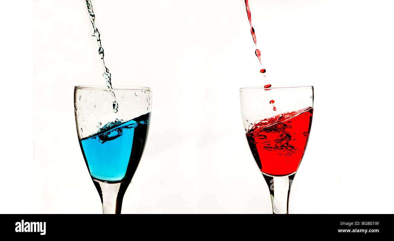 Blu e rosso il liquido viene versato in bicchieri Foto Stock