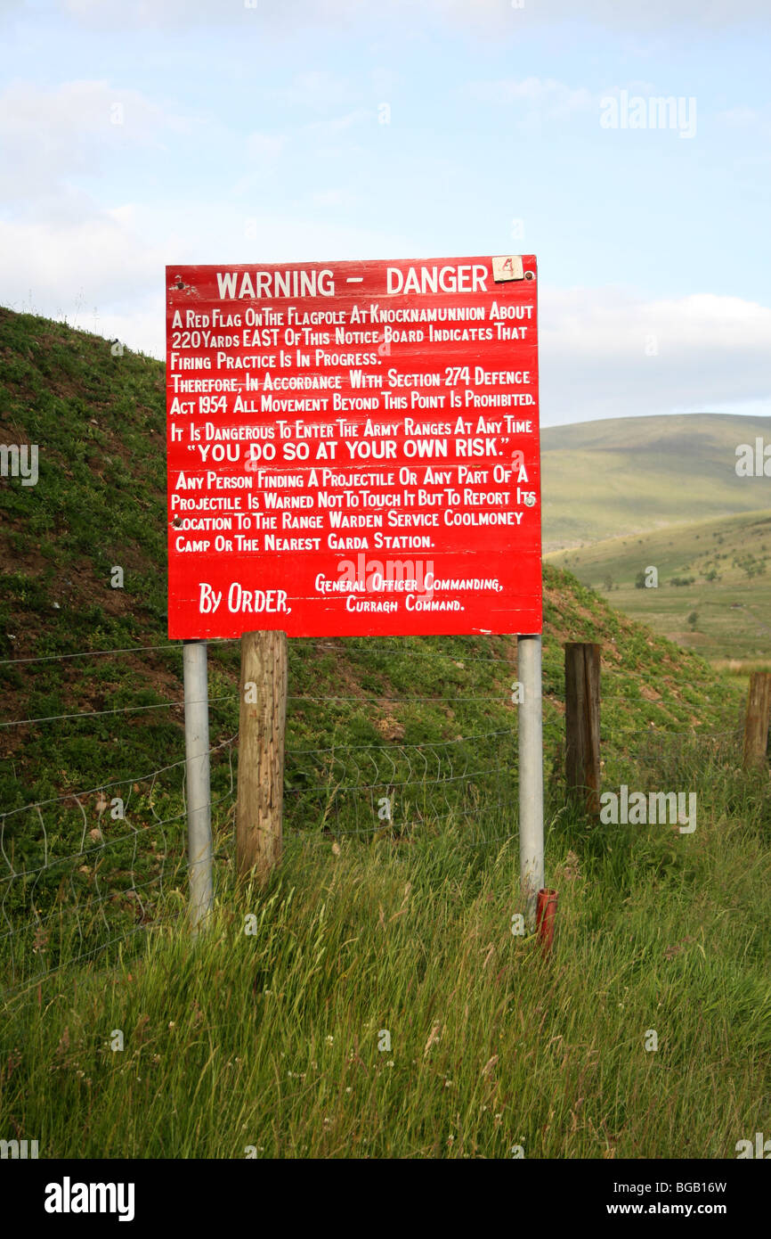 Avviso di pericolo accedi proibito esercito zona cottura vicino al bellissimo Glen of Imaal collina a piedi il paesaggio paesaggio Irlanda co. Wicklow Foto Stock