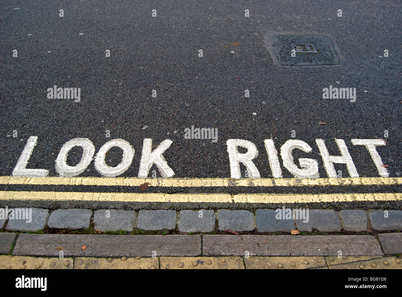 British guardare a destra la segnaletica stradale con doppie linee di colore giallo Foto Stock
