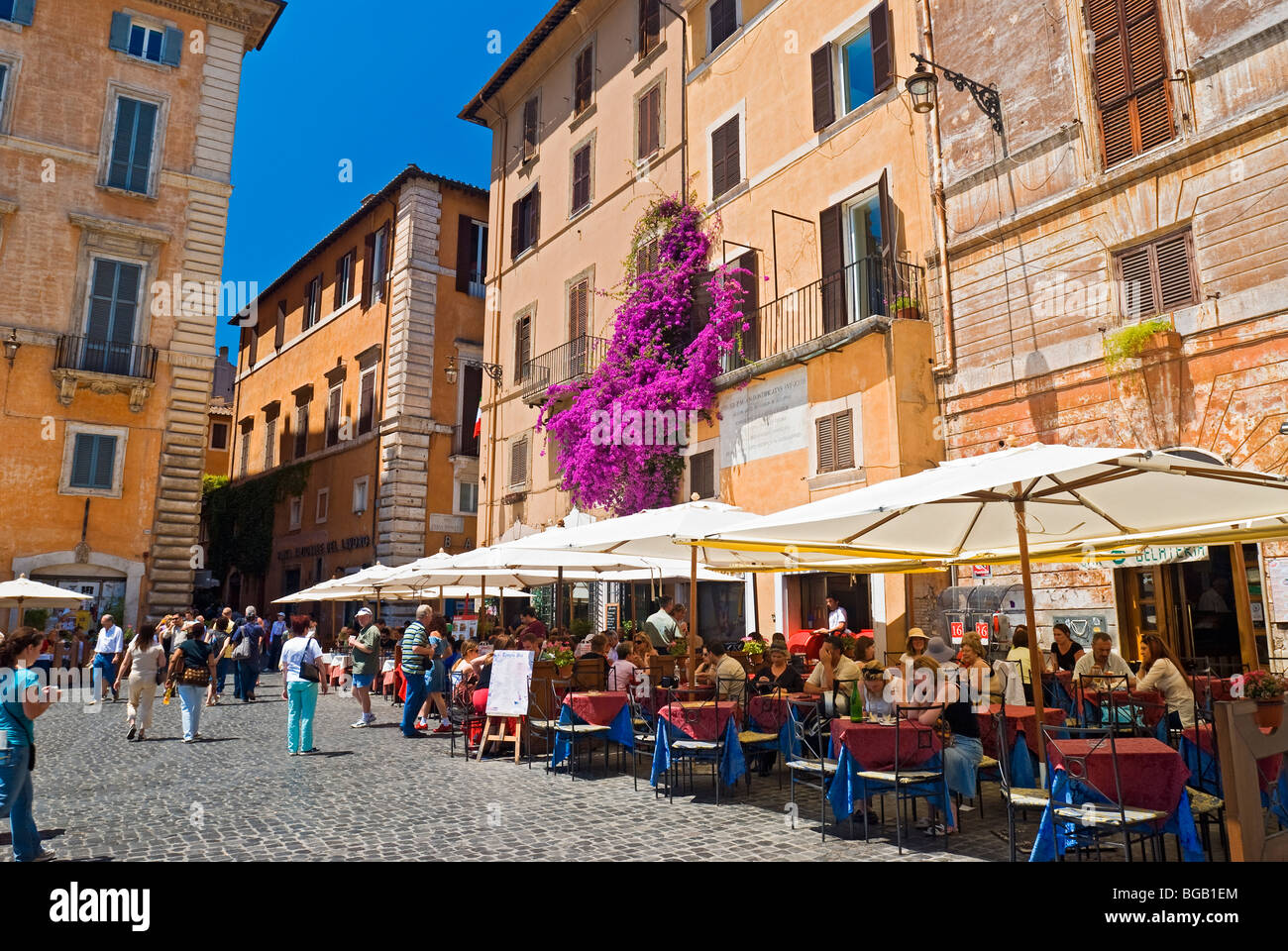Roma, Italia. La Piazza della Rotonda circondata da caffetterie all'aperto. Foto Stock