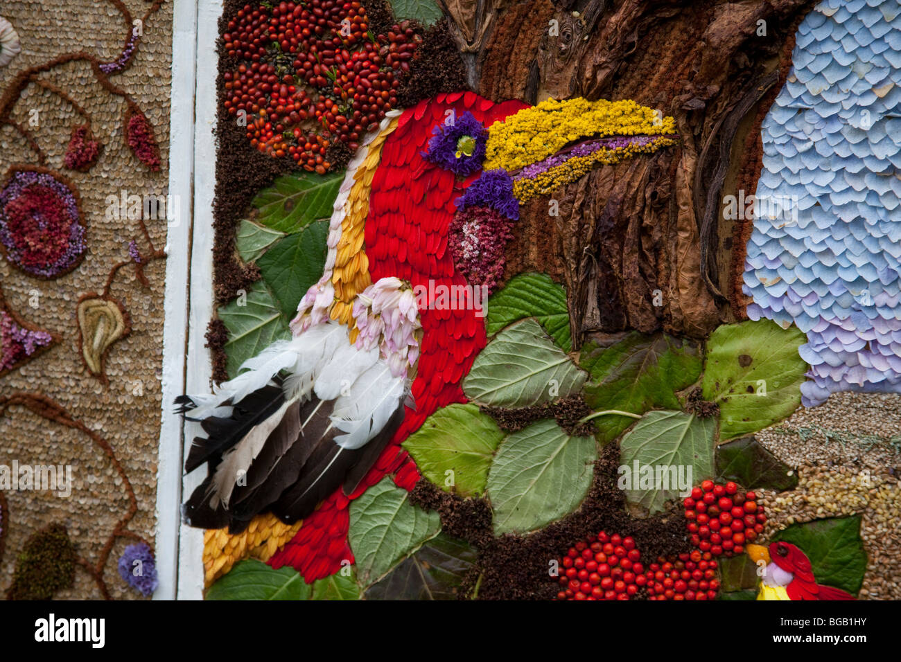 Ben medicazione festival, Taddington, Derbyshire. La placca realizzati dai petali, cortecce di legno e rametti. Foto Stock