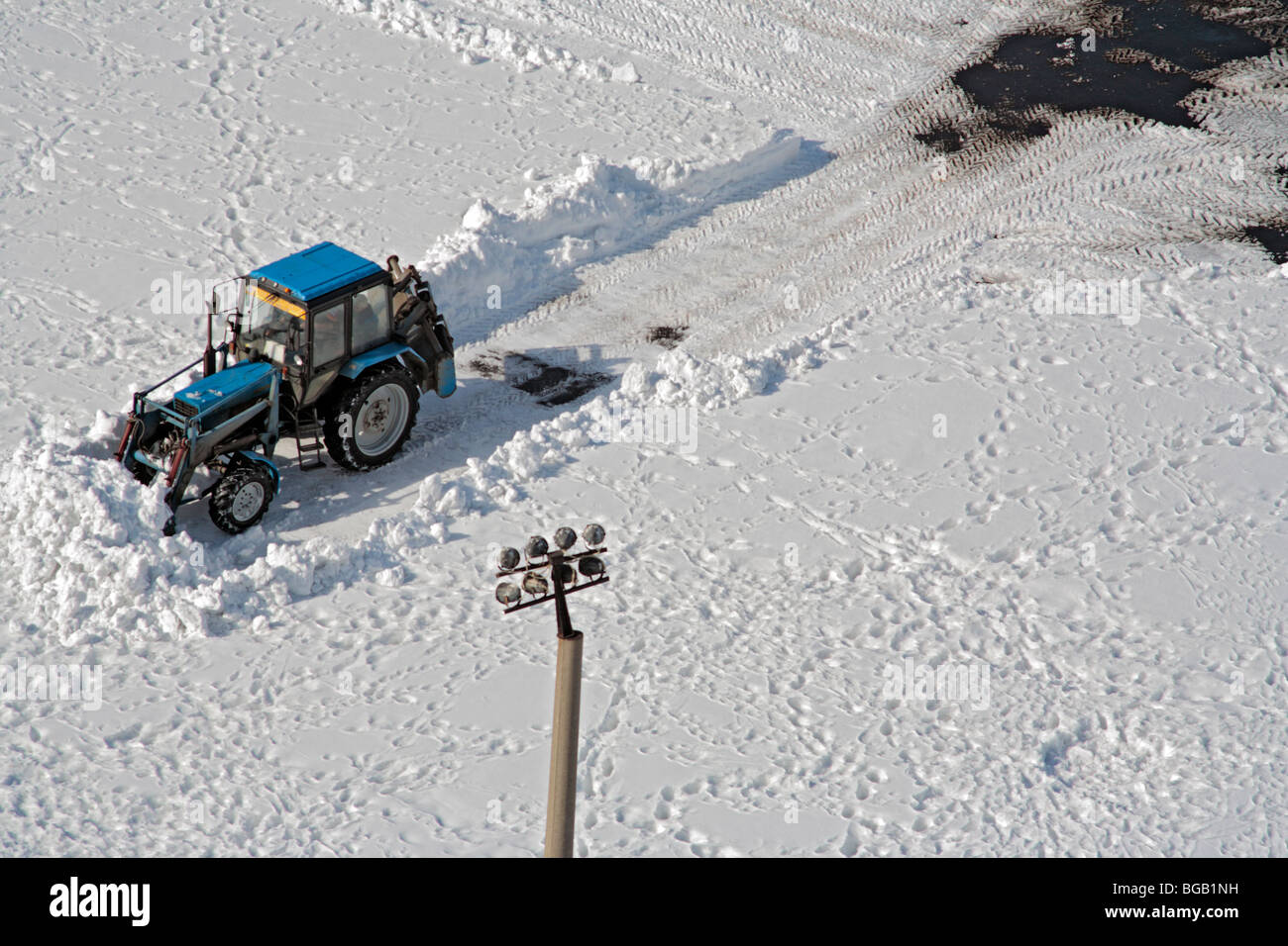 Macchina movimento terra pulita neve in inverno, Russia Foto Stock