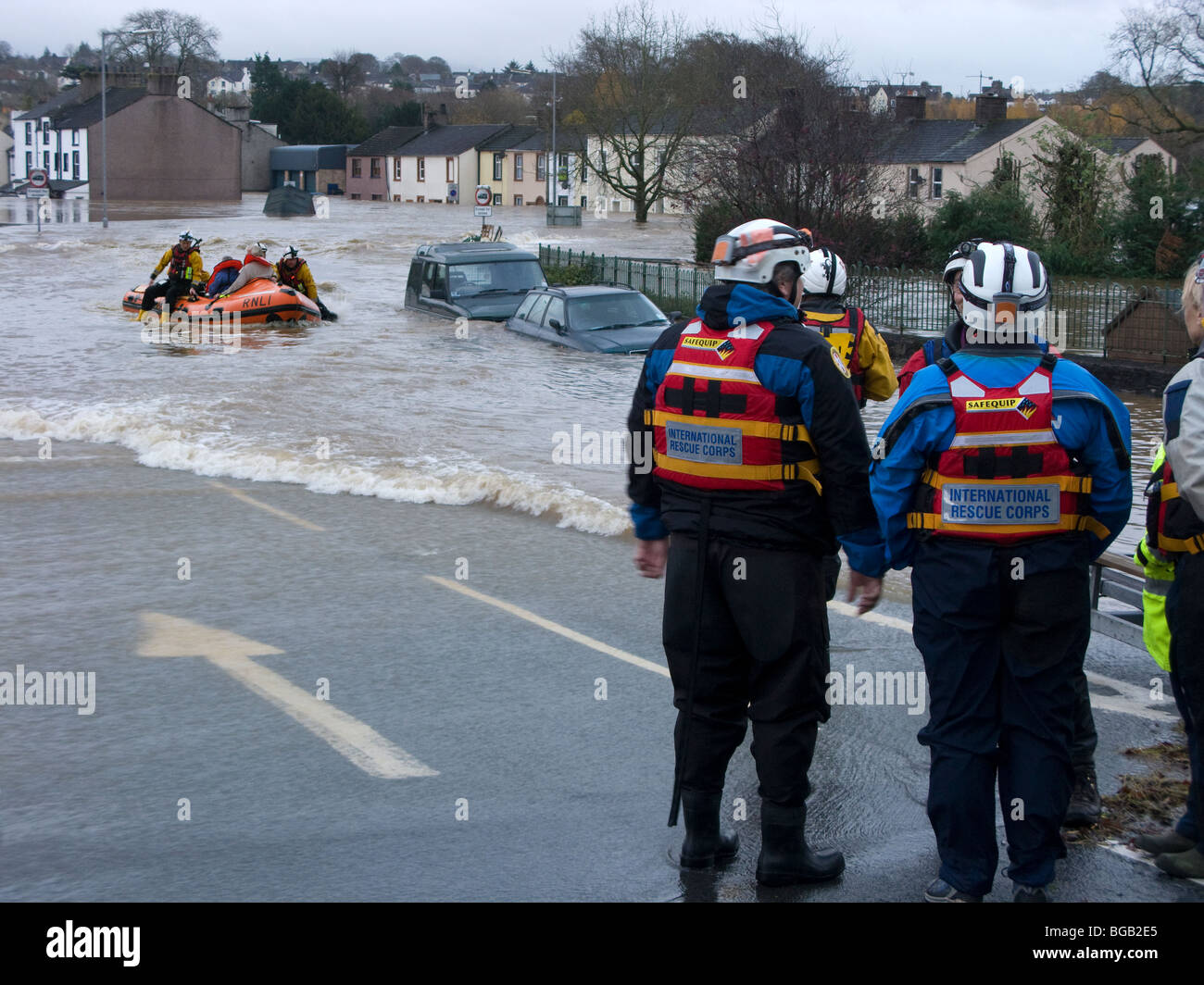 Le squadre di soccorso in azione in fondo Gote Brow la mattina dopo l'altezza dell'alluvione. Foto Stock