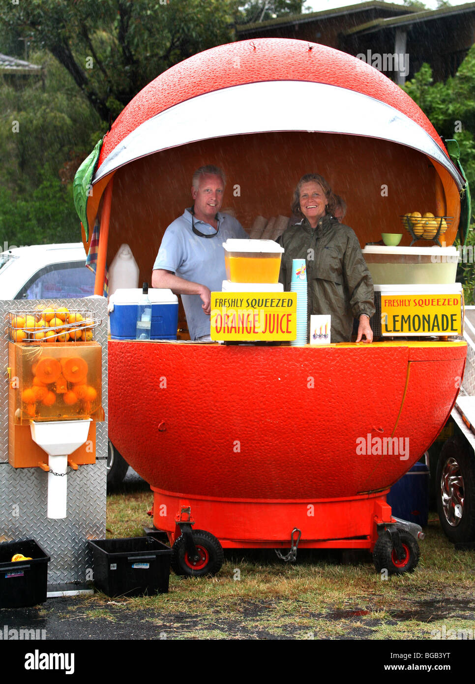 Una spremuta di arancia fresca e limonata stallo a Byron Bay e mercati in Australia. Foto Stock