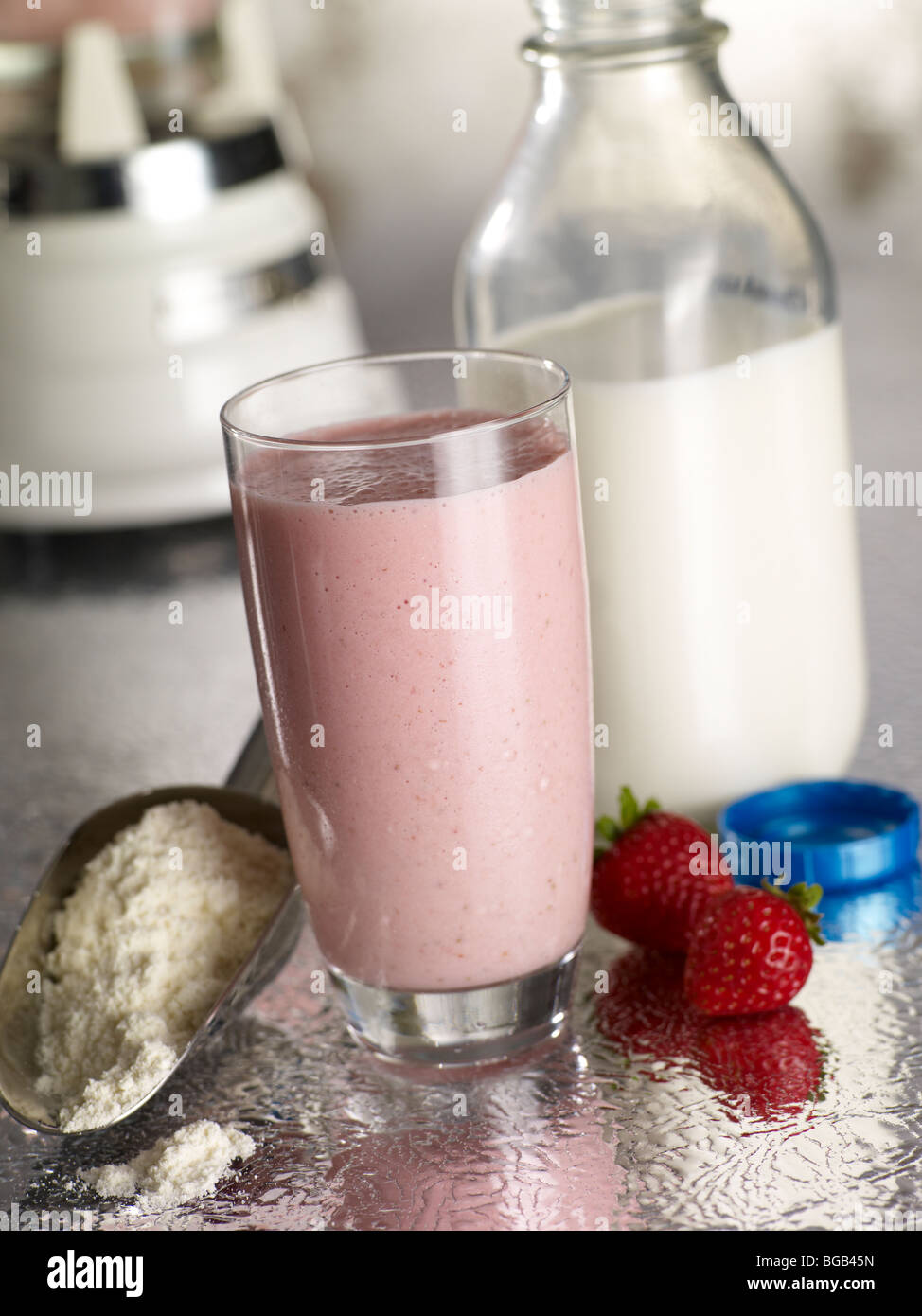 Fragola la proteina del siero di latte shake con latte Foto Stock