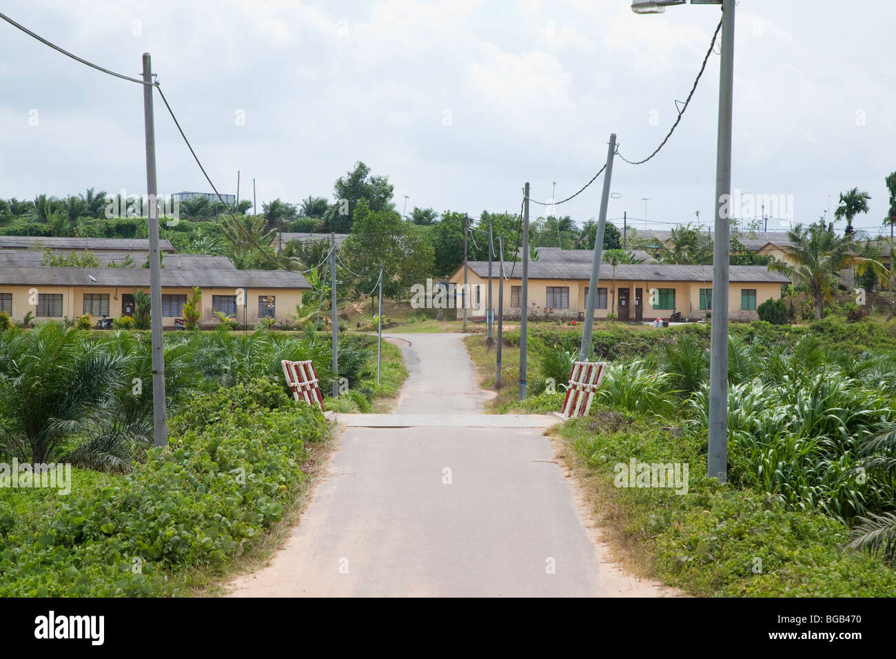Circa la metà delle persone che lavorano sul Sindora Palm Oil Plantation anche vivere lì in alloggiamento fornito (nella foto). Foto Stock