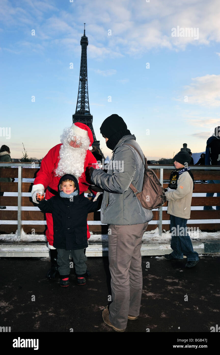 Parigi, Francia, scena natalizia, 'Jardin de Trocadero', Babbo Natale, Padre Natale, in costume, saluto bambini, Famiglia in vacanza Foto Stock
