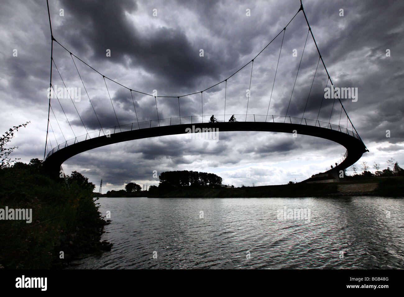 Pista ciclabile e sentiero escursionistico che attraversa tutta la zona della Ruhr. Ponte a Bochum, Germania, Europa. Foto Stock