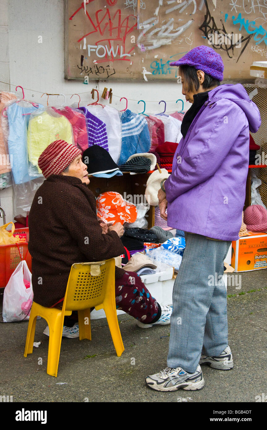 Donne di origine cinese in chat Chinatown di Vancouver, Canada Foto Stock