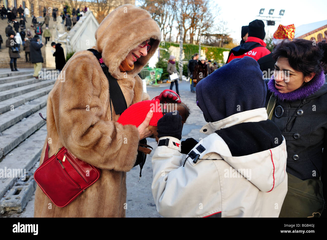 Parigi, Francia, shopping natalizio, Cappotto donna in pelliccia con cane piccolo al tradizionale mercato di Natale, animali domestici urbani eleganti francia Foto Stock