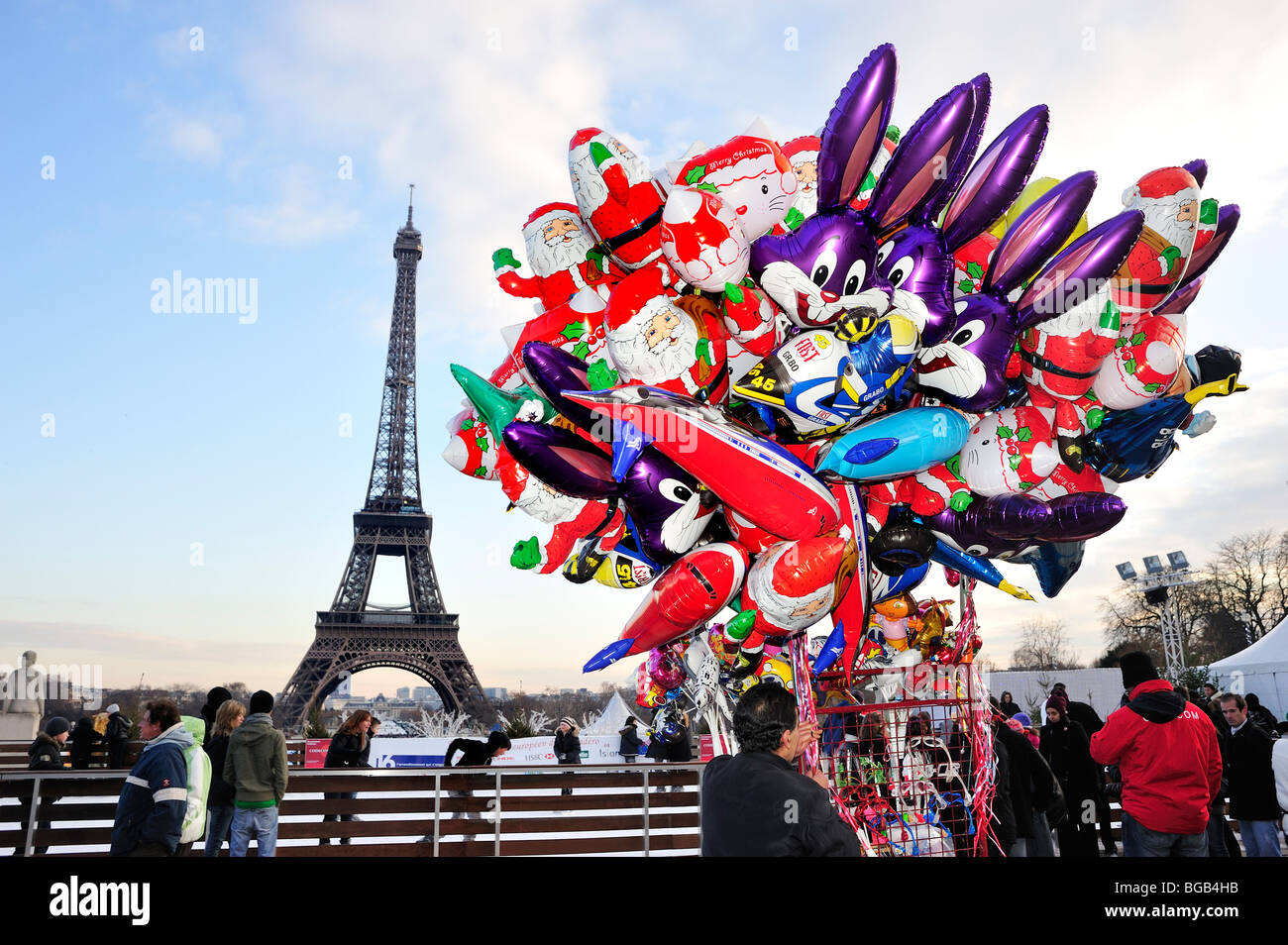 Parigi, Francia, Francese decorazioni di Natale, palloncini colorati, souvenir, "Eiffel,Torre' campo da pattinaggio Foto Stock