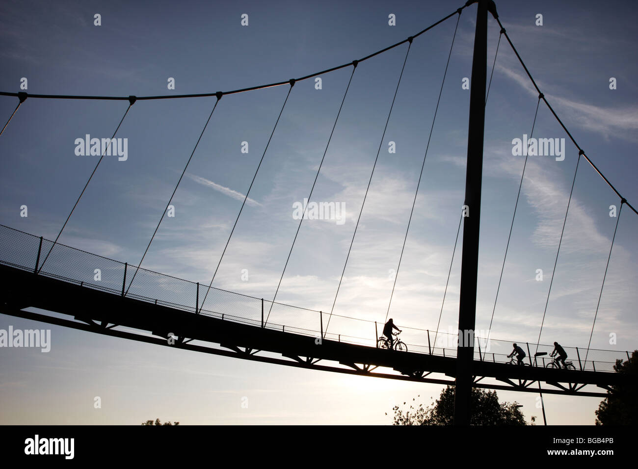 Ponte in un ex area industriale, oggi una bici e percorso a piedi sui vecchi binari della ferrovia, Bochum, Germay Foto Stock