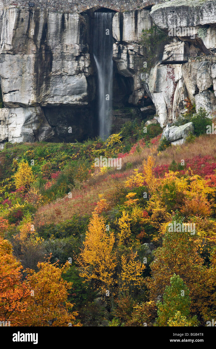 Gli amanti Leap, cascata e Colore di autunno a Lookout Mountain a Chattanooga, Tennessee Foto Stock